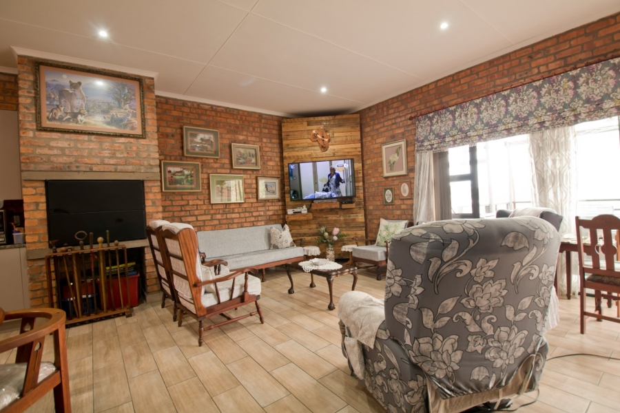 4 Bedroom Property for Sale in Fraaiuitsig Western Cape